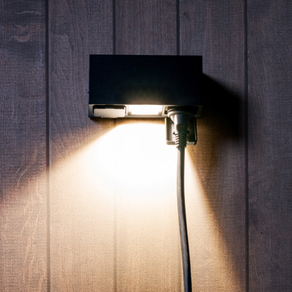 Utelampe med LED og 2x stikkontakt